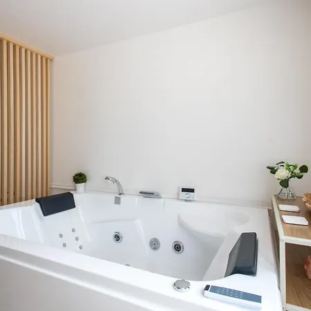 Le Domaine Des Amours - Jacuzzi Prive Apartmán *